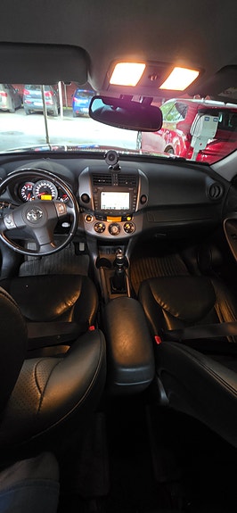 Toyota RAV4 6 of 9
