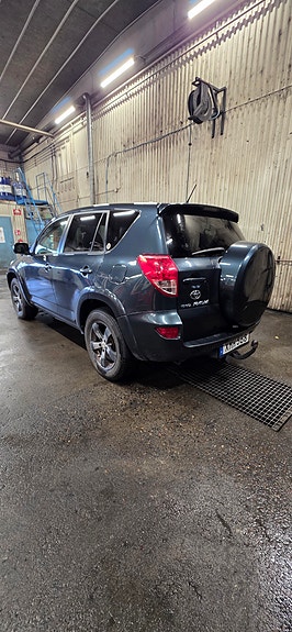 Toyota RAV4 3 of 9