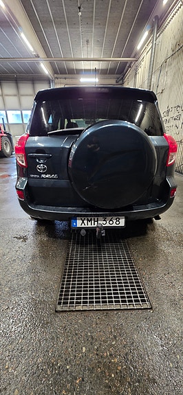 Toyota RAV4 4 of 9