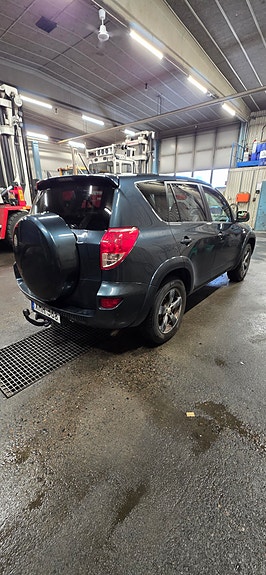 Toyota RAV4 5 of 9