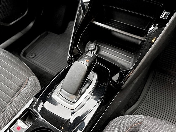 Peugeot e-2008 12 of 17