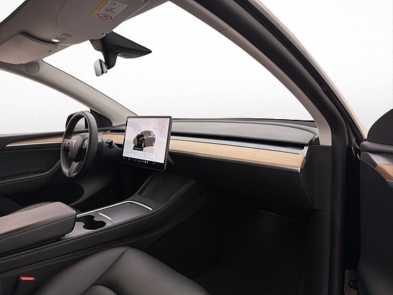 Tesla Model Y 27 of 30