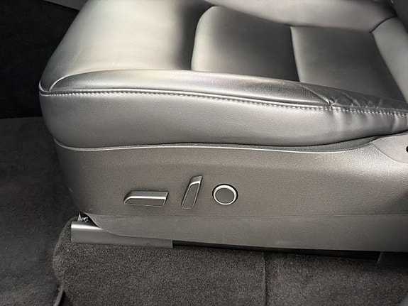 Tesla Model Y 13 of 30
