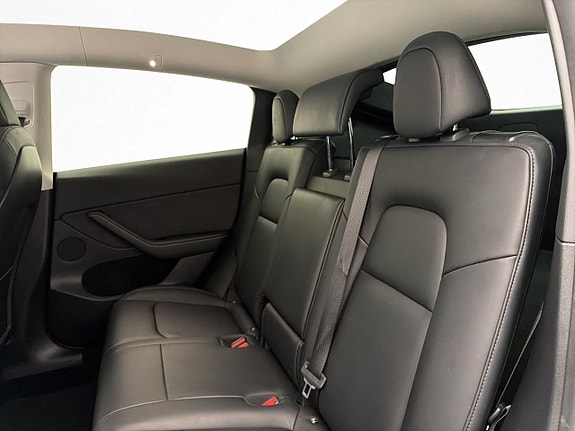 Tesla Model Y 29 of 30