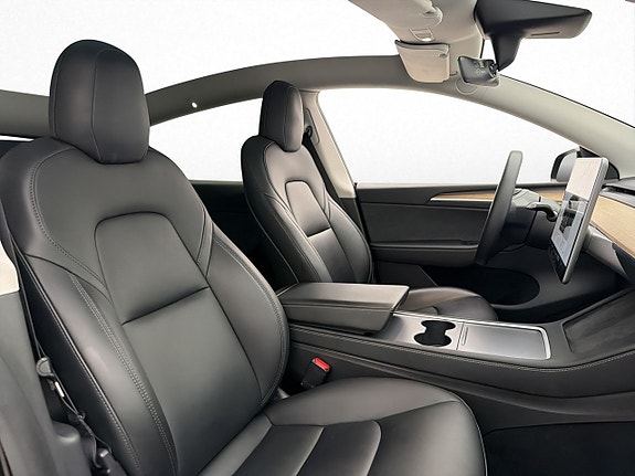 Tesla Model Y 28 of 30