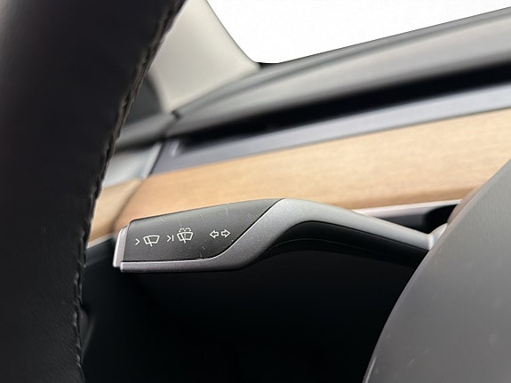 Tesla Model Y 26 of 30