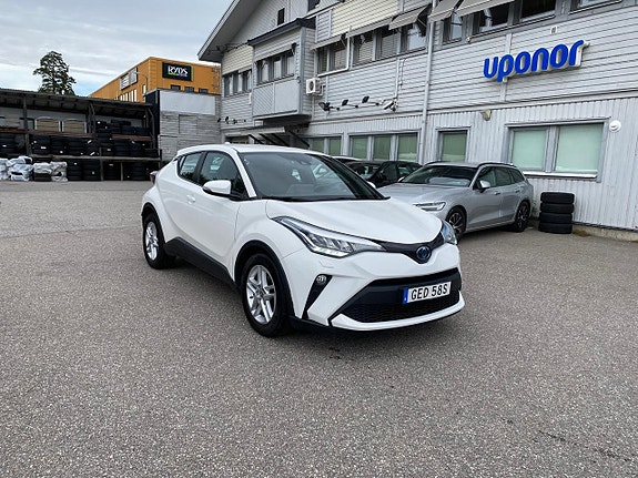 Toyota C-HR 2 of 17