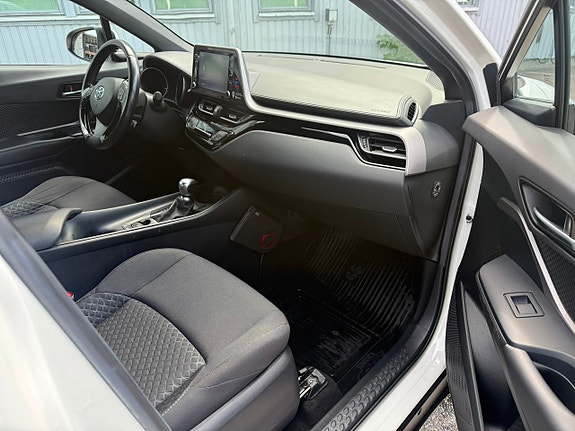 Toyota C-HR 8 of 17