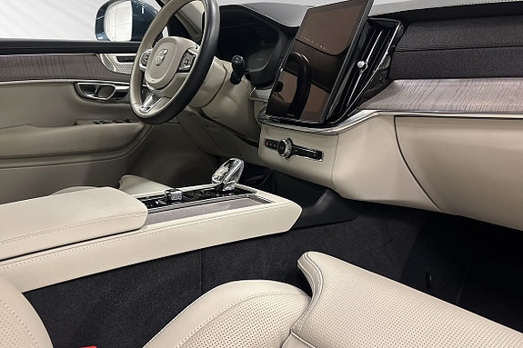 Volvo XC90 8 of 26