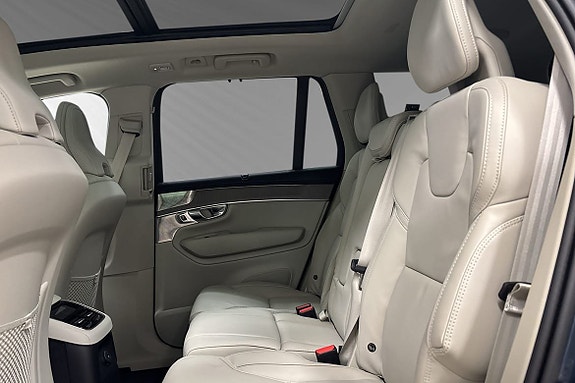 Volvo XC90 4 of 26