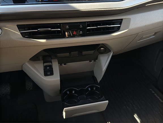 Volkswagen Multivan 16 of 19