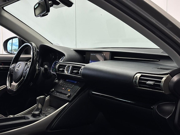Lexus IS300h 24 of 25