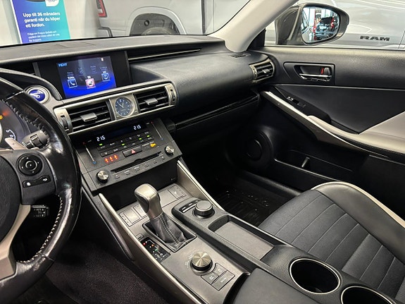 Lexus IS300h 17 of 25