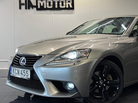 Lexus IS300h 2 of 25