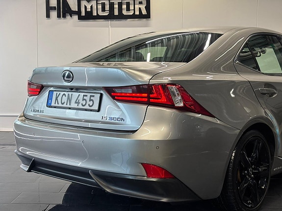 Lexus IS300h 8 of 25