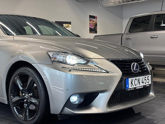 Lexus IS300h 6 of 25