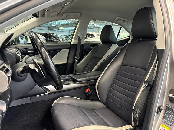 Lexus IS300h 14 of 25