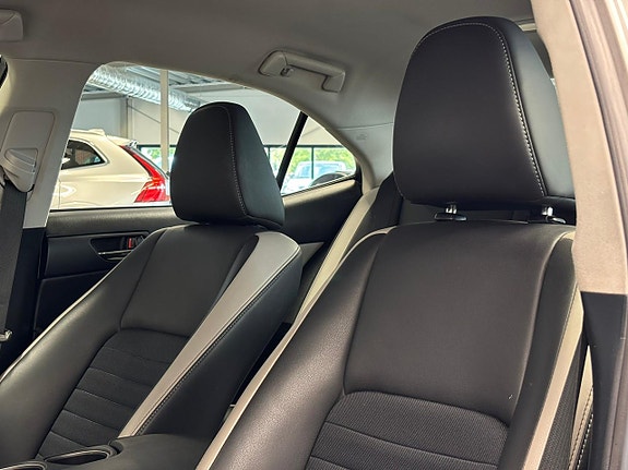 Lexus IS300h 15 of 25