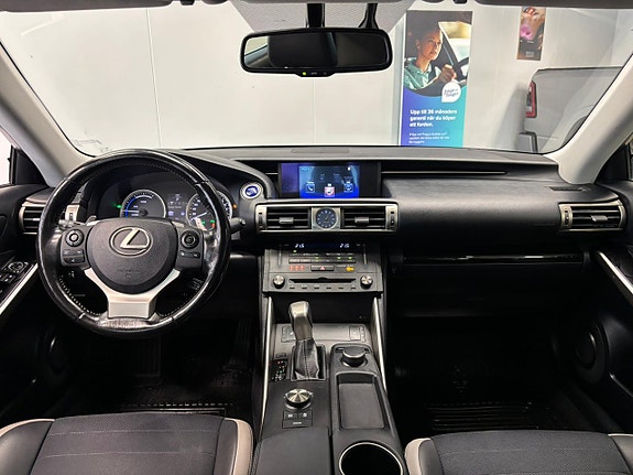 Lexus IS300h 16 of 25