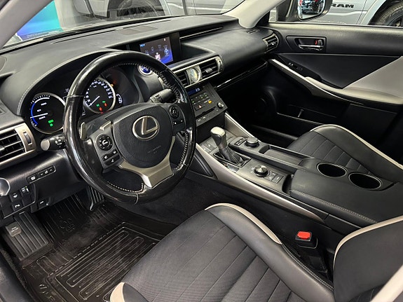 Lexus IS300h 12 of 25