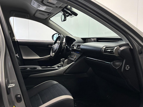 Lexus IS300h 23 of 25