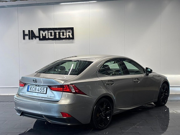 Lexus IS300h 7 of 25