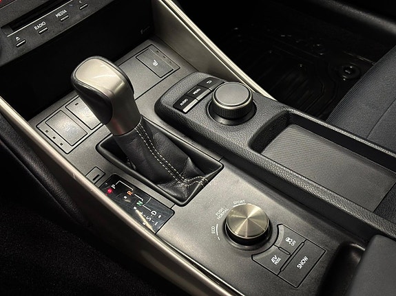Lexus IS300h 18 of 25