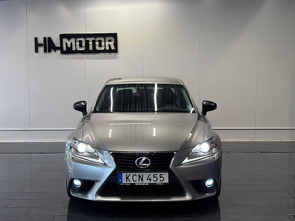 Lexus IS300h 4 of 25