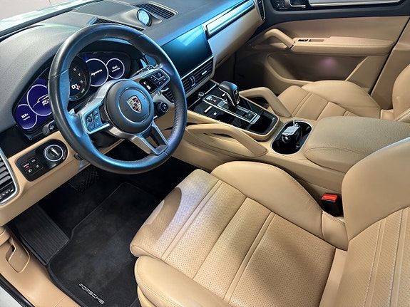 Porsche Cayenne 9 of 29