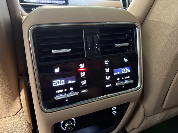 Porsche Cayenne 25 of 29