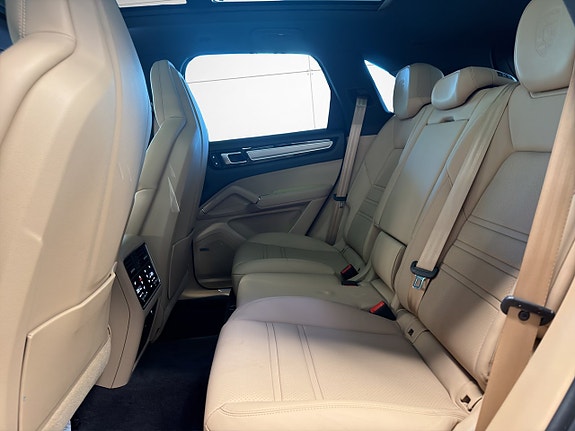 Porsche Cayenne 12 of 29