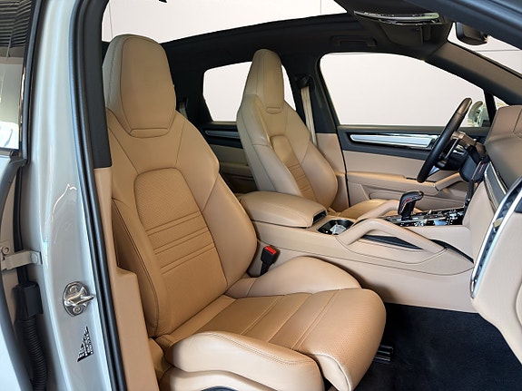 Porsche Cayenne 11 of 29