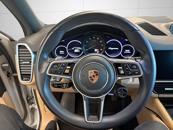 Porsche Cayenne 15 of 29