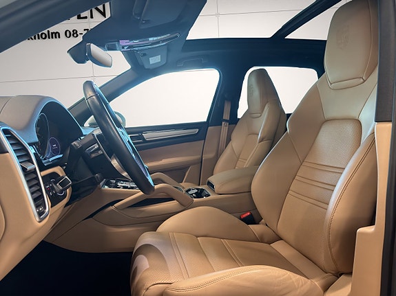 Porsche Cayenne 10 of 29
