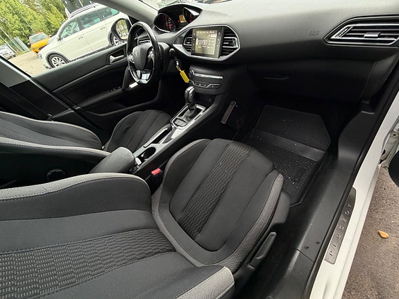 Peugeot 308 SW 13 of 15
