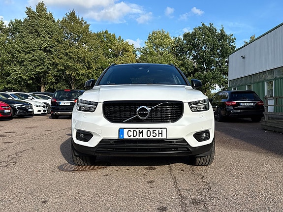 Volvo XC40 2 of 12