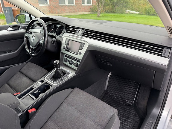 Volkswagen Passat 8 of 16