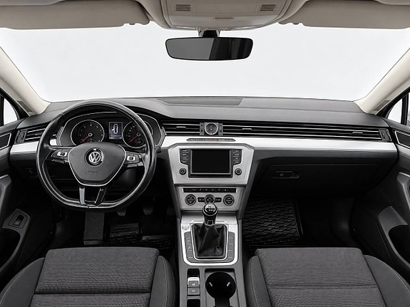 Volkswagen Passat 9 of 14