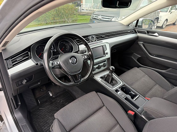 Volkswagen Passat 9 of 16