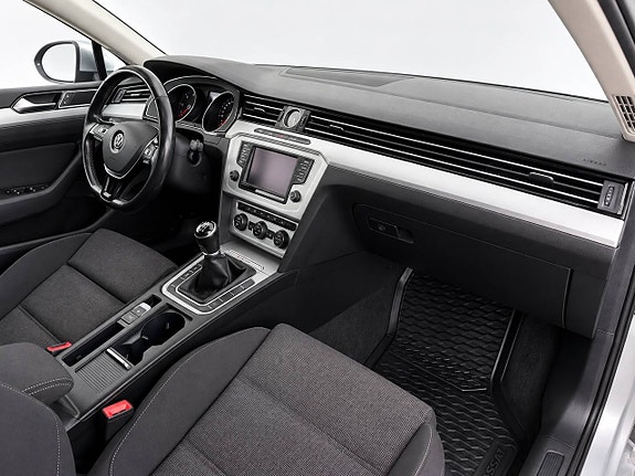 Volkswagen Passat 10 of 14