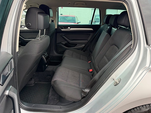 Volkswagen Passat 12 of 16
