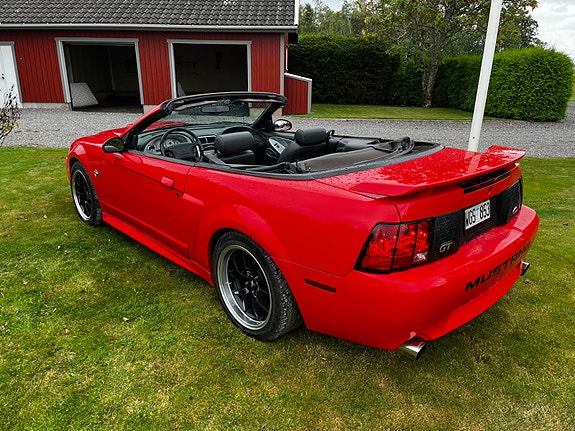 Ford Mustang 5 of 9