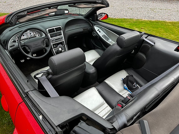 Ford Mustang 8 of 9