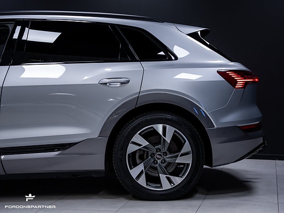 Audi e-tron 8 of 30