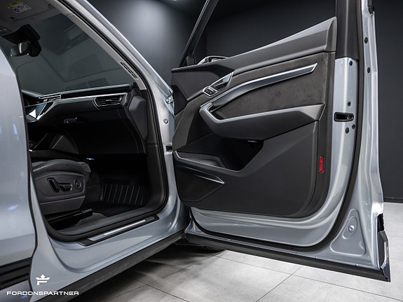 Audi e-tron 29 of 30