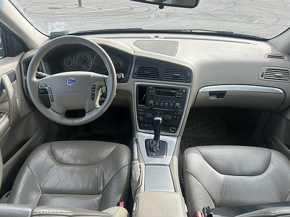 Volvo V70 7 of 9