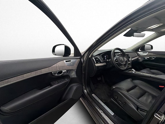 Volvo XC90 11 of 30