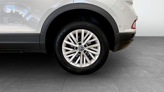 Volkswagen T-Roc 6 of 12