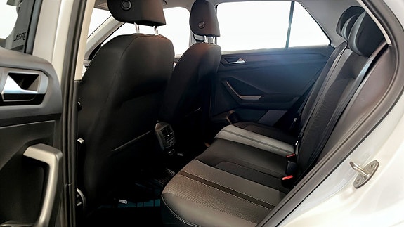 Volkswagen T-Roc 11 of 12
