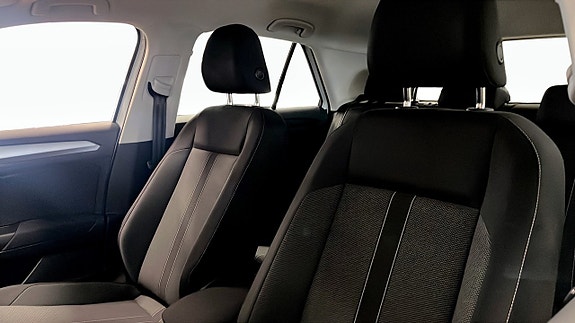 Volkswagen T-Roc 8 of 12